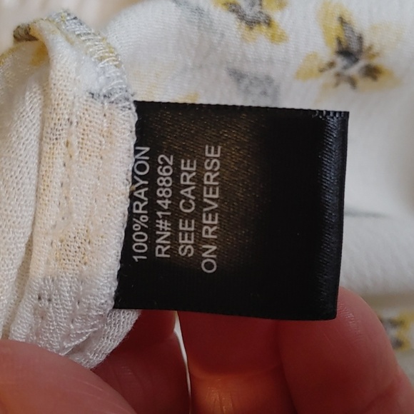 Women's Torrid Ivory Floral Short Sleeve Top Size 0 (12) - Picture 10 of 11